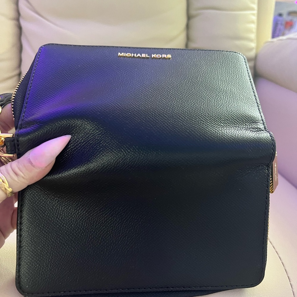 ๐ Michael Kors, leather phone case and wallet๐ด๐ฆnew๐๐๐ฅฐ๐๐๐๐๐๐๐๐๐ - Picture 3 of 5